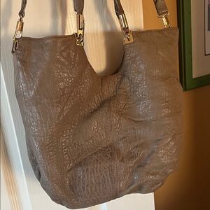 Elizabeth and James Slouchy Olive Leather Bag - magnetic closure